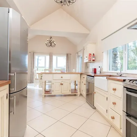 8 Dingle Manor, Stunning 3-bed House