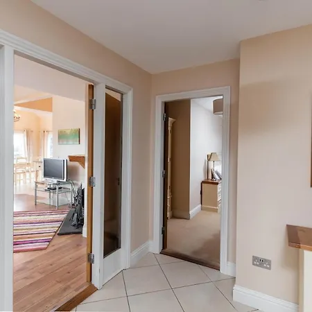 8 Dingle Manor, Stunning 3-bed House Сasa de vacaciones Emlagh East